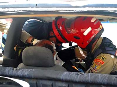 Carreta tomba e deixa três feridos na BR-101