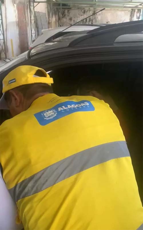 Idoso é encontrado morto dentro de carro com mais de R$ 5 mil