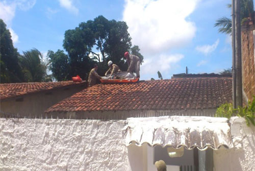 Após roubar escola, ladrão foi assassinado durante fuga pelos telhados de casas vizinhas