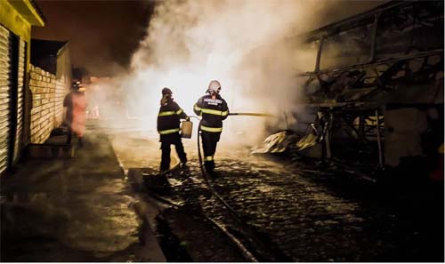 Ônibus é destruído por incêndio em São José da Tapera
