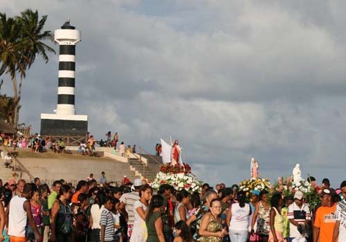 Bandidos invadem igreja, assaltam fiéis e levam moto de coroinha
