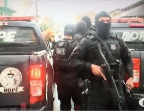 Militares do BOPE trocam tiros com dupla de moto. Suspeitos conseguiram fugir .