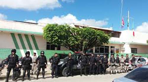 Homem é esfaqueado na cabeça em frente a sede de Batalhão da PM