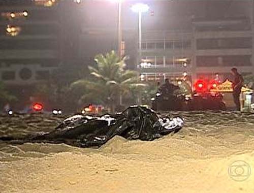 Banhistas encontram dois braços amarrados no mar de Ipanema, no Rio