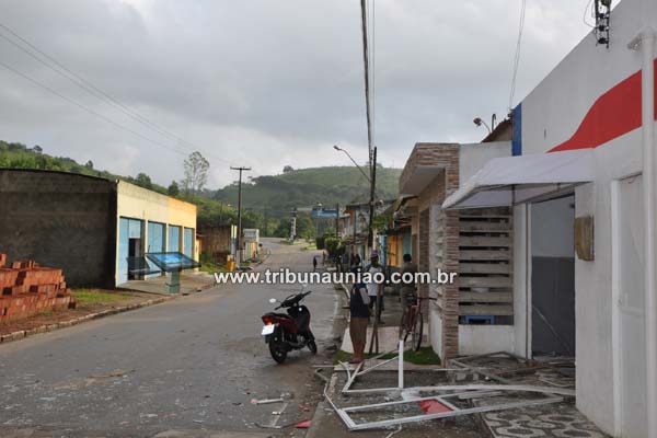 Bandidos explodem caixa eletrônico do Bradesco em Branquinha e fogem em direção da divisa AL/PE pela BR-104