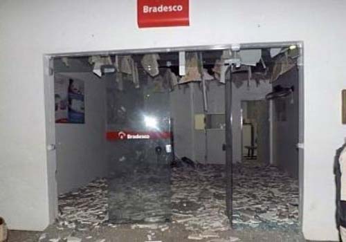 Criminosos furam pneus de viaturas e assaltam banco no interior