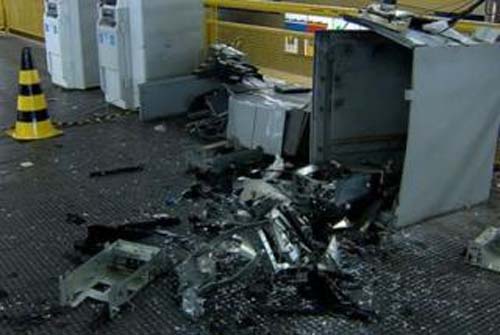 Dez homens armados explodem caixa em Minador do Negrão