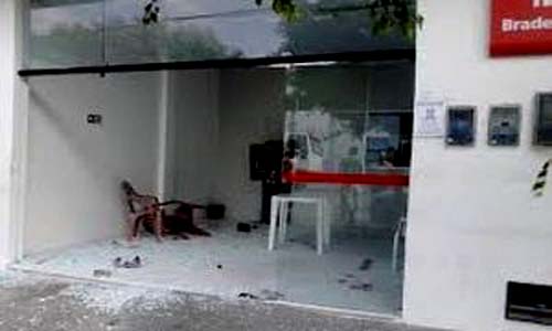 Bandidos explodem caixas eletrônicos do Bradesco de Paulo Jacinto
