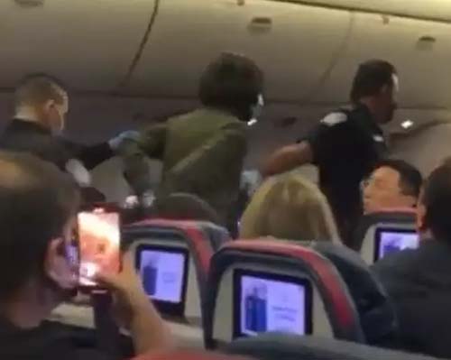 Brasileiro agride comissária e é retirado algemado de voo que iria para NY