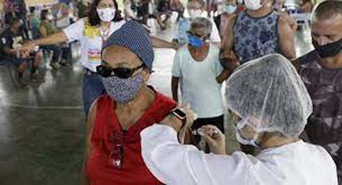Brasileiros 'ignoram' 2ª dose e sanitarista alerta para falta de proteção e desperdício da 1ª