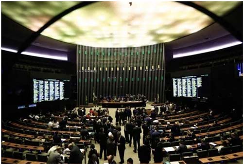 Deputados gastaram R$ 11,6 mi no 1º semestre com serviço que Câmara oferece de graça