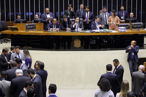 “Nova política” decola: deputados gastam 37,4% a mais com viagens