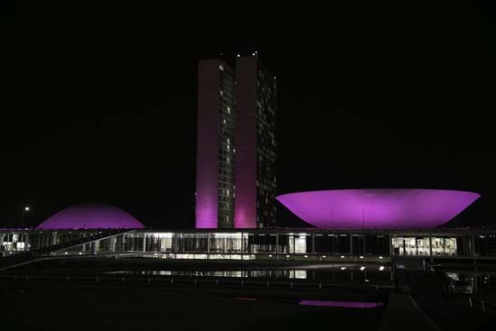 Cidades se iluminam de rosa para lembrar combate ao câncer de mama
