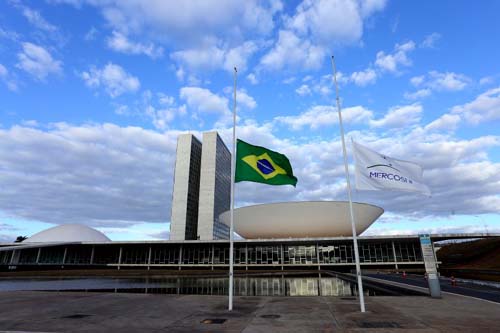 Câmara e Senado decretam luto oficial em respeito aos 100 mil mortos pela Covid-19  