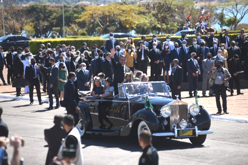 Em cerimônia da Independência sem desfile, Bolsonaro cumprimenta apoiadores em meio a aglomeração