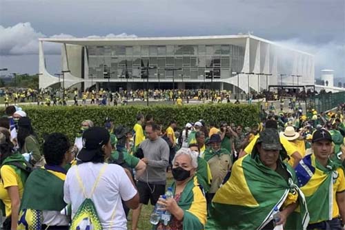 8/1: condenados violam tornozeleira e fogem do Brasil; veja quem são