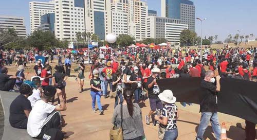 Manifestação da oposição em Brasília se reúne na Torre de TV