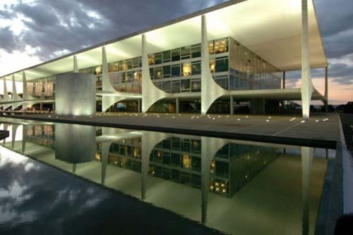 Em documento, Presidência associa mortes de covid-19 no Brasil a governadores e prefeitos