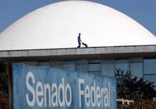 Mandatos “tudo incluído”: com verba pública, direitos de senadores vão de assinatura de revistas a biscoitos