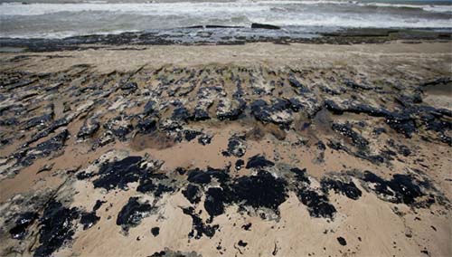 Após investigação, PF culpa navio grego por derramamento de óleo no litoral brasileiro em 2019