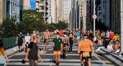 Com vacinação em massa e recuo na ocupação de UTI, Brasil está próximo de vencer COVID-19?