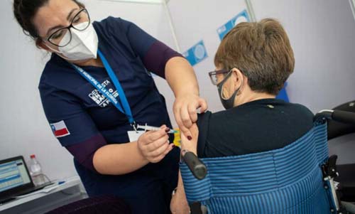 Covid-19: ainda em fase crítica, Brasil é o 5º país que mais vacina