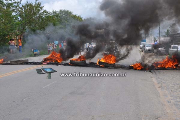 Sem Teto que tiveram cadastros rejeitados bloqueiam BR-104 em União