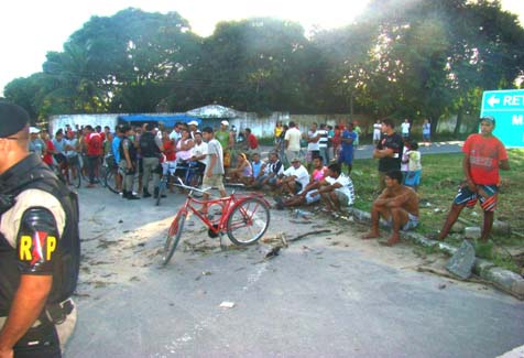 Menino é atropelado e moradores voltam a bloquear a BR-104