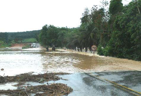 Em virtude de deslizamento na BR-101, motoristas precisam desviar por União para ir a Pernambuco