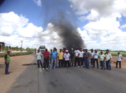 Trabalhadores fecham o trânsito na BR-101