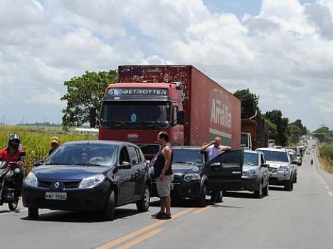 Sem-teto bloqueiam BR 104 contra ordem de despejo