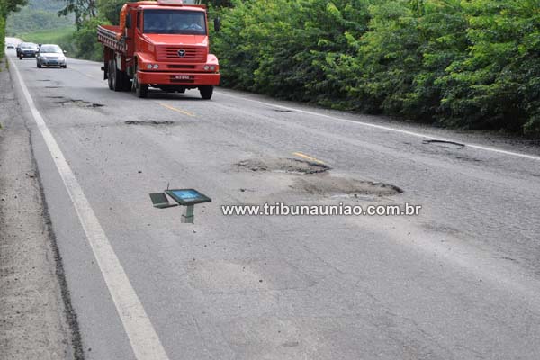 Buracos na BR-104 entre São José da Laje e União põem em risco vida de motoristas e passageiros