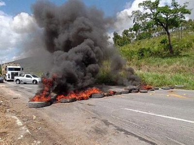 BR 101 é interditada por integrantes do MST