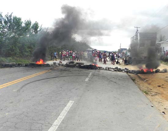 Desabrigrados da cheia de 2010 bloqueiam BR-104 em União