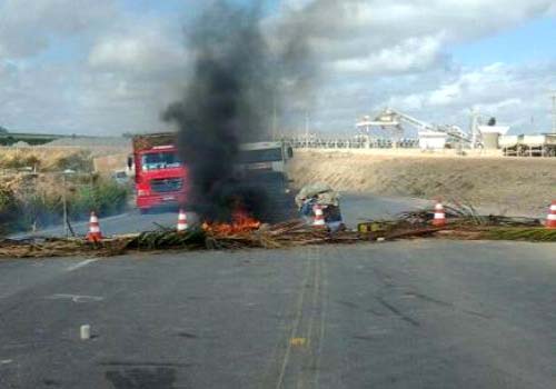 Com salários atrasados, operários voltam a bloquear a BR-101