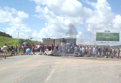 Trabalhadores de Usina interditam km. 70 da BR-104 em Murici