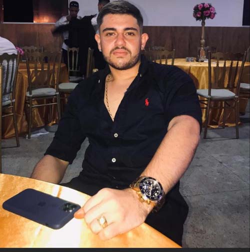 Médico do IML coleta amostras das unhas de Breno Palladino que podem identificar os responsáveis pelo crime