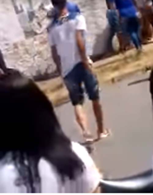 Adolescente é esfaqueada após tentar separar briga em frente a escola; assista vídeo!