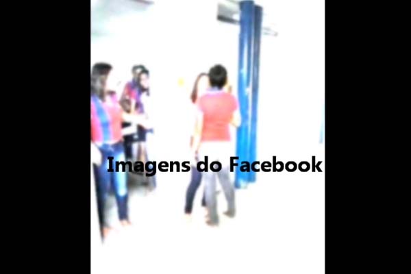 Alunas brigam em corrededor de escola na periferia de União dos Palmares