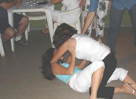 Mulheres brigam feio em bar no bairro da Cambona