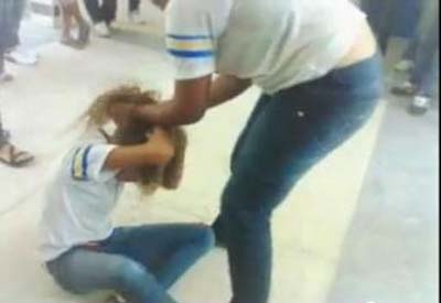 Aluna é espancada em escola pública enquanto funcionário só assiste a briga