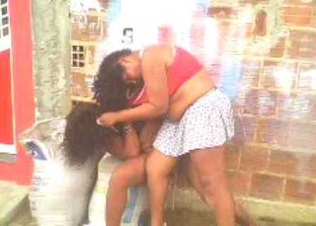 Irmãs saem no tapa com vizinha fofoqueira e acabam detidas