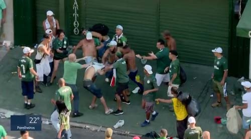 Torcedor do Palmeiras morre após ser baleado em briga no entorno do estádio, diz PM