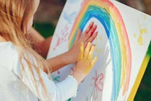 Neuropediatra ressalta o poder das brincadeiras lúdicas no tratamento de crianças autistas