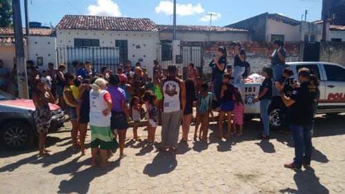 Policiais civis entregam brinquedos para crianças na Chã de Bebedouro