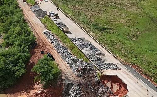 Pistas cedem em cidades alagoanas e crateras são abertas