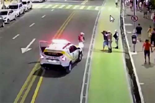 Briga termina em facada e dois homens são levados à delegacia na orla da Pajuçara