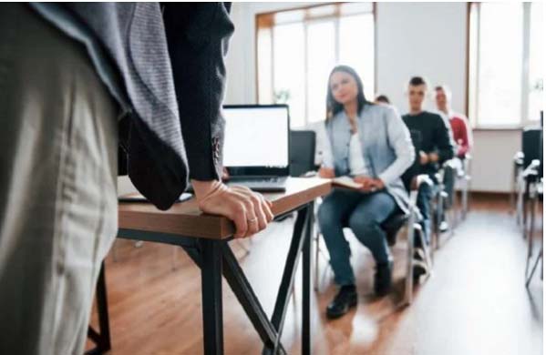 Professores no Brasil são desrespeitados e mal pagos, aponta estudo