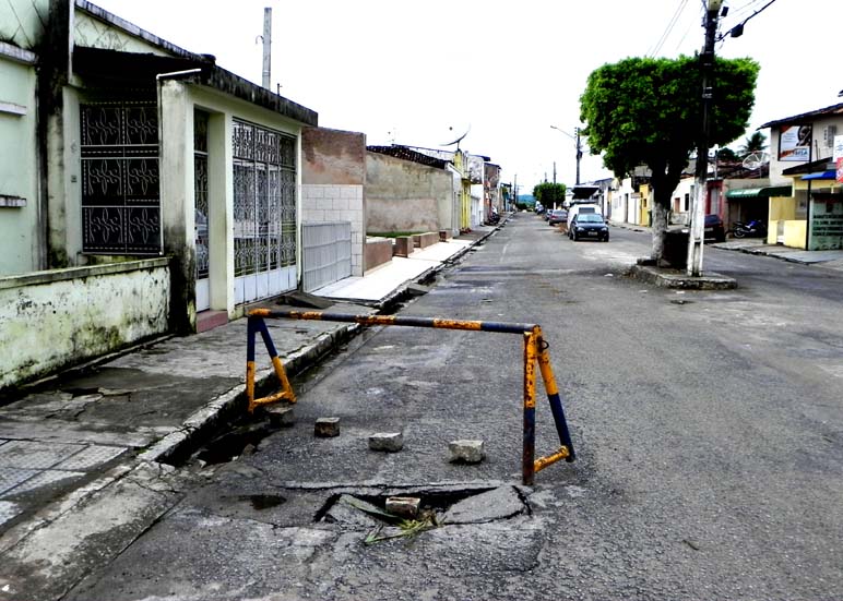 Descaso: Buraco no centro de União deixa esgotos sanitários a céu aberto e ameaça afundar residências