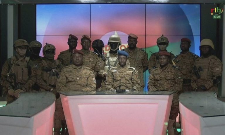 Militares tomam o poder e dissolvem o governo em Burkina Faso